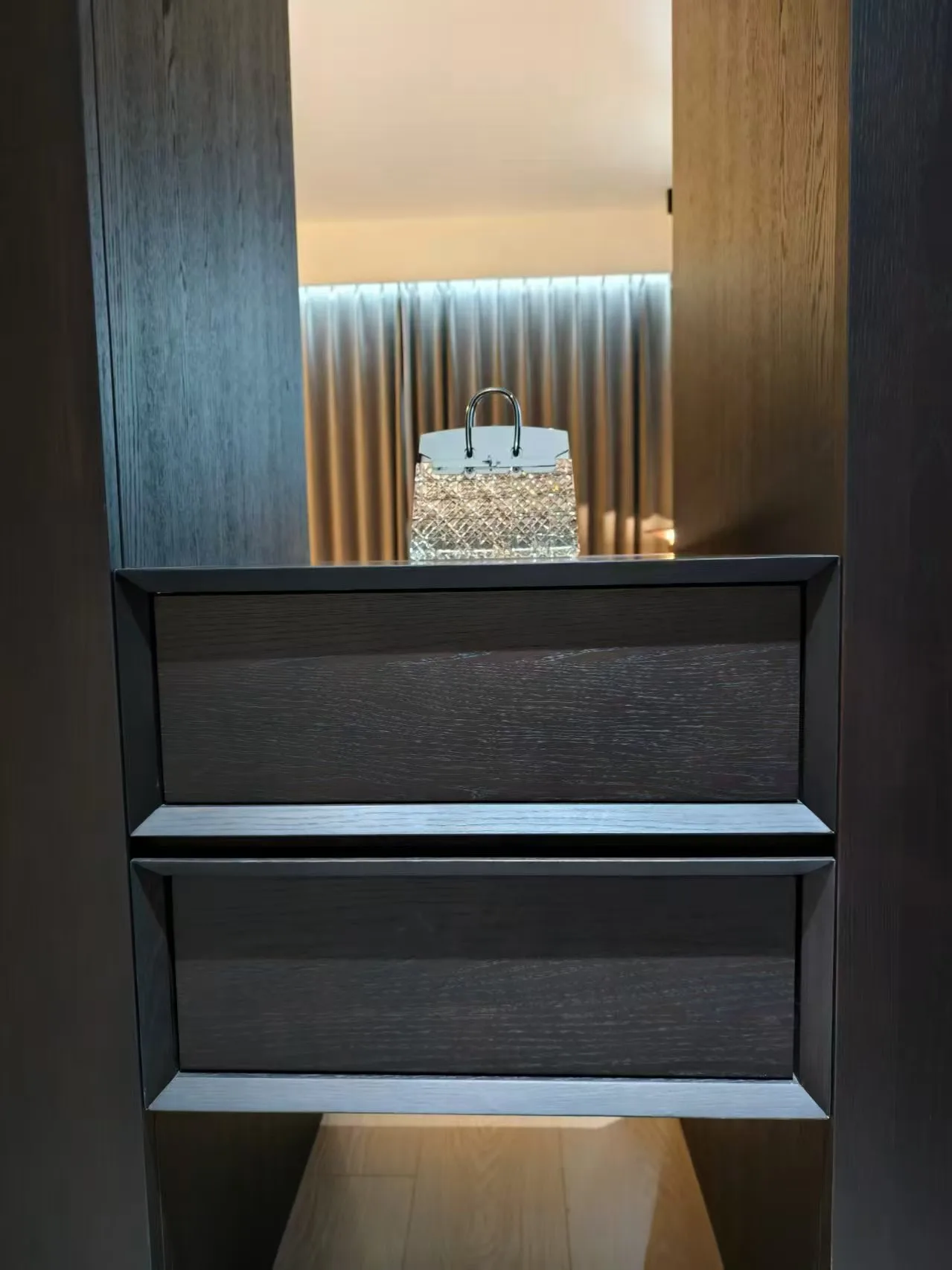 带照明的深色木作柜体细节
